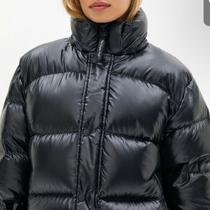 BLACK HIGH GLOSS aritzia SHORTY SUPER PUFF